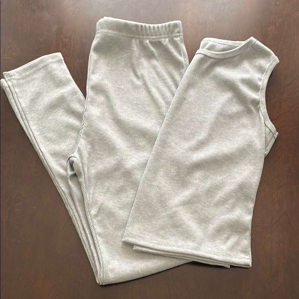 Set of leggings and a top